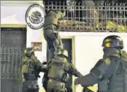  ?? AFP ?? Special forces enter the Mexican embassy in Quito to arrest Ecuador’s former vice-president Jorge Glas, on Friday.