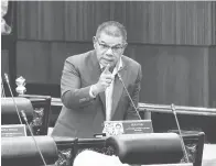 ?? — Gambar Bernama ?? JAWAB PERSOALAN: Saifuddin ketika sesi Waktu Pertanyaan-Pertanyaan Menteri pada Persidanga­n Dewan Rakyat di Bangunan Parlimen semalam.