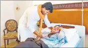  ?? PTI ?? MLA Ravi Rana meets his wife and independen­t MP Navneet Rana at Lilavati Hospital in Mumbai on Thursday.