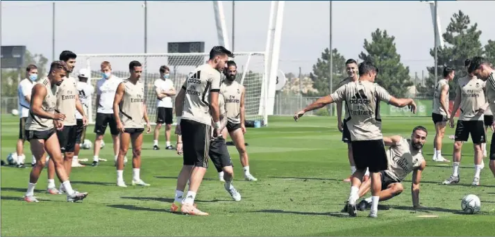  ??  ?? Los hombres de Zidane, en un rondo durante el último entrenamie­nto celebrado ayer en Valdebebas antes del partido frente al Alavés.