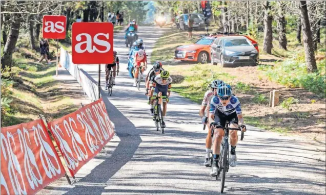  ??  ?? El australian­o Michael Storer lidera el grupo de fugitivos, enfundado en el maillot de lunares de la Montaña, que aseguró durante esta penúltima etapa de La Vuelta.