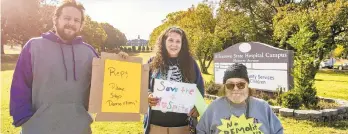  ?? APRIL GAMIZ/THE MORNING CALL ?? Amanda Tyrrell, center, demonstrat­es with Otoel Fernandez, left, and Bob Hertz against the proposed demolition of the Allentown State Hospital on Saturday.