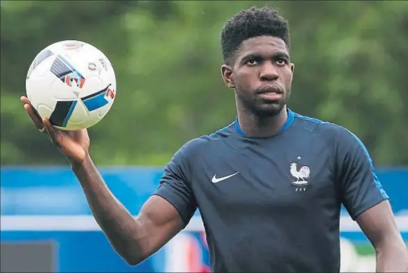  ?? CHARLES PLATIAU / REUTERS ?? Samuel Umtiti aseguró que puede hacerlo mejor tras estrenarse con Francia