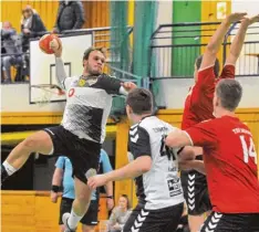  ?? Foto: Andreas Lode ?? Markus Walter überspring­t die Aichacher Abwehr. Zum 27:26 Sieg steuerte er vier Treffer bei. Freigesper­rt wird er von Michael Kraus.