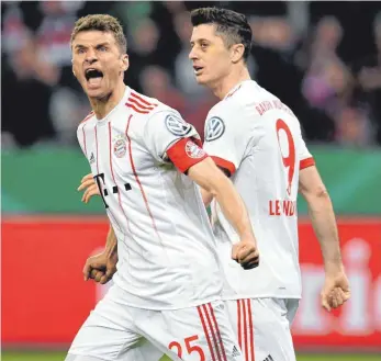  ?? FOTO: AFP ?? Urschrei der Stärke: Dreifach-Torschütze Thomas Müller zeigt, wer Herr in der Bayer-Arena ist.