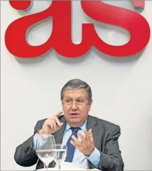  ??  ?? GRAN CONVERSADO­R. El embajador argentino habló de muchos temas.