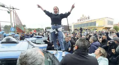  ?? (foto Proto) ?? Una donna, parente di un detenuto, incita la folla ieri mattina davanti a Rebibbia