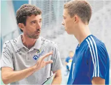  ?? FOTO: GKR ?? Am Sonntag wird sich zeigen, ob Zuspieler Tobias Hosch (rechts) die Anweisunge­n von Trainer Adrian Pfleghar umsetzen kann.