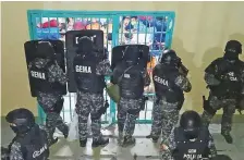  ?? AFP ?? ■
Policemen taking part in an operation to contain the unrest at the Guayas 1 prison yesterday.