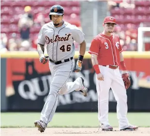  ?? AP ?? El dominicano Jeimer Candelario, de los Tigres de Detroit, recorre las basesluego de batear cuadrangul­ar al lanzador Tyler Mahle en la primera entrada