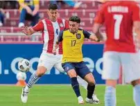  ?? EFE ?? El ecuatorian­o Joao Rojas disputa el balón con Fabián Balbuena, de Paraguay, en el partido de ida que se cumplió en Quito.