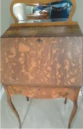  ?? COURTESY ?? This small desk has a bold wood grain.