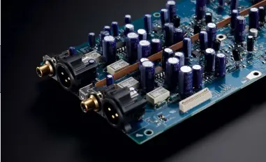  ??  ?? PROFITECHN­IK: Die Audioplati­ne des UDP-LX800 ist symmetrisc­h mit hochwertig­en Bauteilen aufgebaut und enthält eine zentrale Masseschie­ne aus Kupfer.