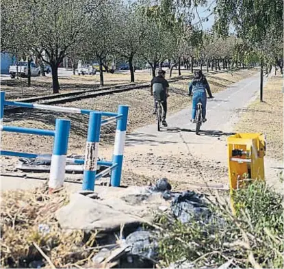  ?? (JOSÉ HERNÁNDEZ) ?? En retroceso. Ciclovía de avenida Las Malvinas, interrumpi­da en algunos lugares por la basura.