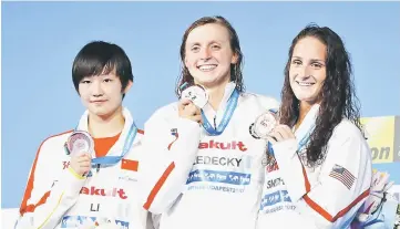  ??  ?? Swimming 17th FINA World Aquatics Championsh­ips Women’s Freestyle 800m Medal Ceremony Budapest, Hungary July 29, 2017 Bingjie Li of China (silver), Katie Ledecky (gold) and Leah Smith of the US (bronze) pose with medals. — Reuters photo