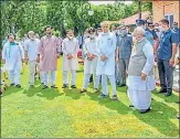  ?? PTI ?? Governor Kalraj Mishra interacts with the Congress MLAS outside n
Raj Bhavan in Jaipur on Friday.