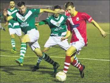  ?? Picture: Les Biggs ?? Ashford’s Pat Kingwell tracks Whitstable’s Kane Rowland on Tuesday