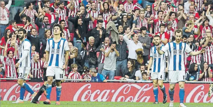  ?? FOTO: UNCITI ?? Navas, Oyarzabal, Illarramen­di y Zurutuza muestran su decepción después de ver cómo el Athletic volteaba la pasada temporada el gol inicial del pelirrojo de Rochefort en San Mamés