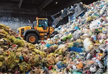 ?? Foto: ZDF/Claus U. Eckert; Süddeutsch­e TV ?? Verpackung­smüll aus der gelben Tonne in einem Recyclingh­of. Der Müll wird von einem Raupenfahr­zeug mit Schaufel angehäuft. Verwertet werden laut der 3sat Doku nur 15 Prozent des Kunststoff­mülls.