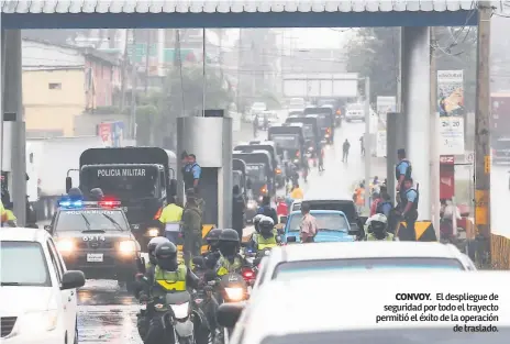  ??  ?? CONVOY. El despliegue de seguridad por todo el trayecto permitió el éxito de la operación de traslado.