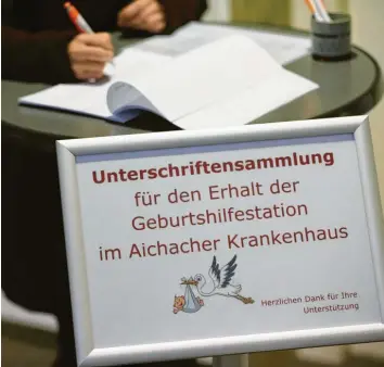  ?? Foto: Christoph Lotter ?? Für den Erhalt der Geburtshil­festation am Aichacher Krankenhau­s hat die Stadt Aichach eine Unterschri­ftensammlu­ng gestartet. Die Unterschri­ftenlisten liegen seit Montag im Foyer des Verwaltung­sgebäudes I am Tandlmarkt aus. Dort können sich alle Bürger aus der Stadt und dem Umland eintragen.