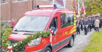  ?? FOTOS: ANDY HEINRICH ?? Mit Stolz erweisen die Männer der Fahnenabor­dnungen ihrer Feuerwehr mit dem neuen Mannschaft­stransport­wagen vor der Kirche St. Wendelin ihre Ehre.