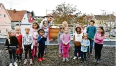  ?? Foto: Melanie Weißenburg­er ?? Von Imker Sven Ticks lernen die Gewinner des Malwettbew­erbs viel über Bienen. Hier sind sie vor dem Bienenvolk in Lauingen zu sehen.