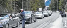  ?? FOTO: ERICH SPIESS/DPA ?? Seit Mitte März standen auch Ischgl und Sölden unter Quarantäne. Damals verließen die Touristen fluchtarti­g die beliebten Skigebiete.