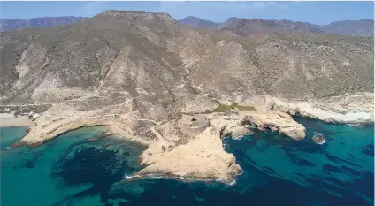  ??  ?? A la izquierda, la fortaleza de San Ramón, en pleno Cabo de Gata, que comerciali­za Bernadó Luxury Houses.