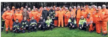  ?? (Photos Ly.F.) ?? Bénévoles et sapeurs-pompiers main dans la main pour la sauvegarde des massifs forestiers.