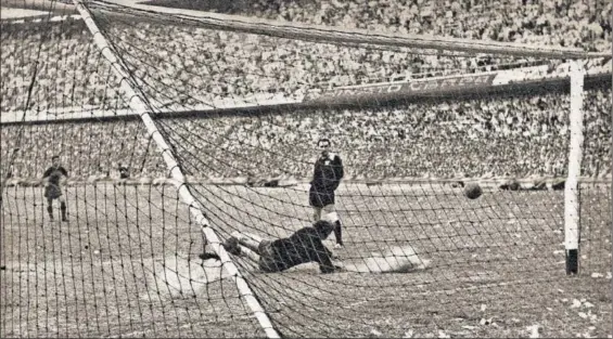  ??  ?? Antonio Roma, muy adelantado respecto a la línea de meta, detiene el penalti que lanzó Delem en el River-Boca de 1962.