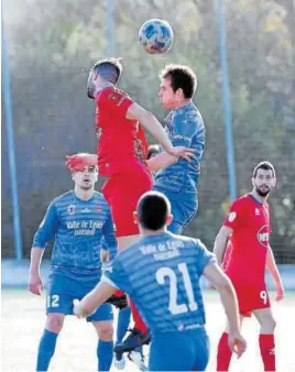  ?? Foto: Javier Bergasa ?? Un jugador del River Ega en un golpe de cabeza.