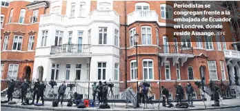  ?? /EFE ?? Periodista­s se congregan frente a la embajada de Ecuador en Londres, donde reside Assange.