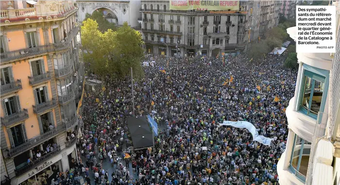  ?? PHOTO AFP ?? Des sympathisa­nts du référendum ont marché mercredi devant le quartier général de l’Économie de la Catalogne à Barcelone.