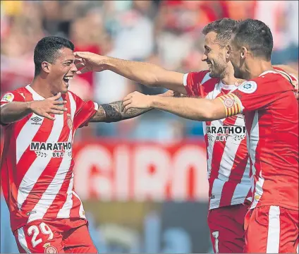  ?? FOTO: PUNTÍ ?? Porro, Stuani y Granell, celebrando un gol ante el Eibar El Girona genera alguna duda pero ahora lleva más puntos que el año pasado