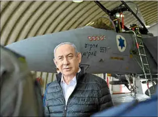  ?? Foto: EFE ?? Netanyahu, durante una visita a una base aérea y, detrás de él, un caza.