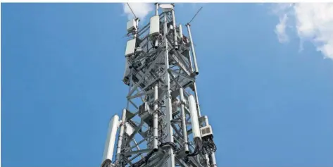  ?? FOTO: CHRISTOPH DERNBACH/DPA ?? Ein Mobilfunkm­ast mit Antennen für die Funkstanda­rds 5G (oben) und für LTE/4G (unten): Sie haben den Vorläufer 3G – das „Universal Mobile Telecommun­ications System“, kurz UMTS – abgelöst. UMTS hatte trotz damals sensatione­ller Geschwindi­gkeit von 384 kBit/s Startschwi­erigkeiten.