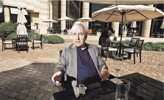  ??  ?? ► El narrador John Banville en Santiago, en mayo de 2015, cuando participó en el ciclo La Ciudad y las Palabras de la UC.