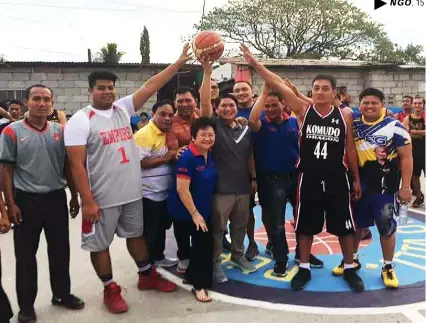  ?? Chris Navarro ?? MCG BASKETBALL. Mabalacat City vice-mayoralty candidate First Councilor Atty. Gerald ‘Geld’ Aquino, comebackin­g Councilor Liza Pineda and aspiring councilor Nino Delos Santos led Saturday’s opening of the Mayor Cris Garbo (MCG) basketball league at Aquino Village here.—