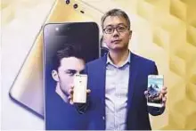  ?? Atiq ur Rehman/Gulf News ?? David Wang, Country Manager, Huawei Consumer Business Group in the UAE, with the Huawei P10 and P10 Plus.