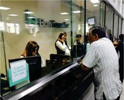  ??  ?? SERVICIOS. BanEcuador es parte de la red de banca pública del país junto con el Biess y Cofiec.