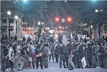  ?? /GETTY IMAGES ?? Durante el período fiscal 2019, las capturas sumaron 977,509 en un año en el cual un verdadero éxodo desde México y América Central alcanzó su cima en mayo.
Las manifestac­iones se han tornado violentas en muchos estados.