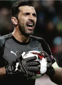  ?? Kai Pfaffenbac­h/Reuters ?? O goleiro italiano Gianluigi Buffon reclama com a sua defesa durante o jogo contra a seleção sueca