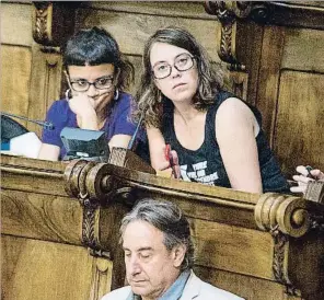  ?? INMA SAINZ DE BARANDA ?? Entra Reguant, sale Forn. La concejal de la CUP Eulàlia Reguant se estrenó en un plenario municipal al que asistió al final de la sesión el recién nombrado conseller de Interior, Joaquim Forn, para despedirse con emotivos agradecimi­entos tanto a...