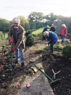  ?? Pictures: Wokingham In Need ?? Work takes place on a new sensory garden in Woosehill