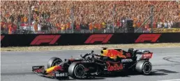  ?? BILD: Imago ?? Orangfarbe­ndes Jubelmeer in den niederländ­ischen Dünen: Max Verstappen eroberte die WM-Führung zurück.