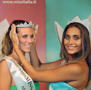  ??  ?? Lavinia incoronata Miss Toscana da Miss Italia 2016, la pratese Rachele Risaliti. Sotto, nella sua gelateria