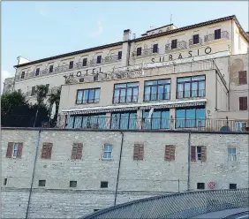  ??  ?? Futuro L’hotel Subasio è di proprietà della casa di riposo Andrea Rossi