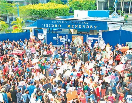  ??  ?? DENUNCIAS. LA CONCENTRAC­IÓN FRENTE A TRIBUNALES MOTIVÓ A QUE MANIFESTAN­TES DENUNCIARA­N QUE HAN SUFRIDO ABUSOS SEXUALES.