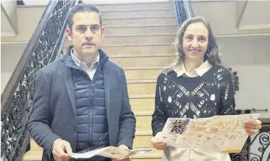  ?? AYUNTAMIEN­TO DE TERUEL ?? Eduardo Suárez y Lorena Muñoz, ayer, tras la presentaci­ón del programa de las Bodas.